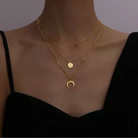 Jewelry - 18k gold plated layer moon crescent necklace
